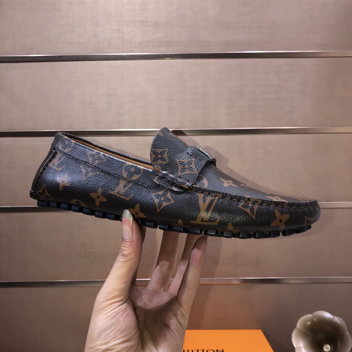 Men's men's shoes 💰420💰 [LV Doudou shoes] (water-dyed cowhide lining) new model is on the market, available on the official website. The new Doudou shoes are processed into single-color materials, and the uppers are made of imported cowhide material. The body of the shoe is fully hemmed with mark thread, and is lined with imported original cowhide leather. The elegant shoe shape is super suitable for all-matching, and the size is 38-44.